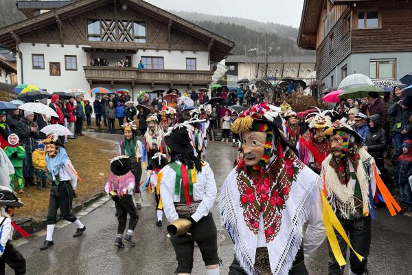 nachtumzug-0780F191EA-9245-E740-5890-28C878164253.jpg